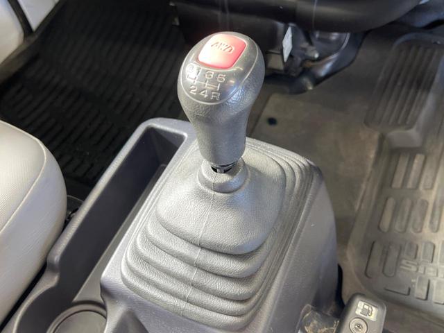 サンバートラック ＴＢ　プロ仕様パッケージ　走行３０４４０ｋｍ　４ＷＤ　５速ＭＴ　エアコン　パワーステアリング　純正ＦＭ／ＡＭラジオ　歩み板対応アオリ　オフロードタイヤ（3枚目）