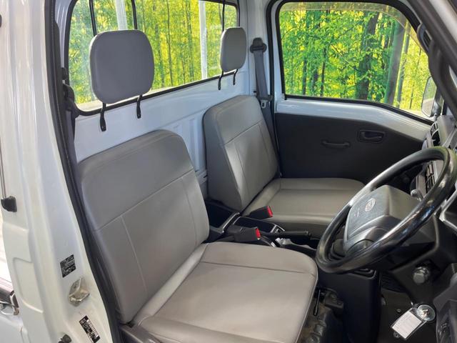 サンバートラック ＴＢ　プロ仕様パッケージ　走行３０４４０ｋｍ　４ＷＤ　５速ＭＴ　エアコン　パワーステアリング　純正ＦＭ／ＡＭラジオ　歩み板対応アオリ　オフロードタイヤ（8枚目）