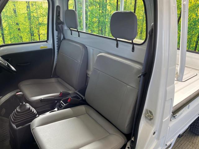 サンバートラック ＴＢ　プロ仕様パッケージ　走行３０４４０ｋｍ　４ＷＤ　５速ＭＴ　エアコン　パワーステアリング　純正ＦＭ／ＡＭラジオ　歩み板対応アオリ　オフロードタイヤ（9枚目）