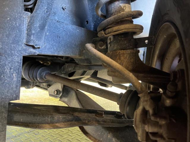 サンバートラック ＴＢ　プロ仕様パッケージ　走行３０４４０ｋｍ　４ＷＤ　５速ＭＴ　エアコン　パワーステアリング　純正ＦＭ／ＡＭラジオ　歩み板対応アオリ　オフロードタイヤ（18枚目）