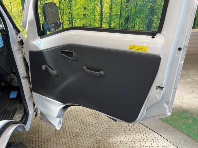 サンバートラック ＴＢ　プロ仕様パッケージ　走行３０４４０ｋｍ　４ＷＤ　５速ＭＴ　エアコン　パワーステアリング　純正ＦＭ／ＡＭラジオ　歩み板対応アオリ　オフロードタイヤ（23枚目）
