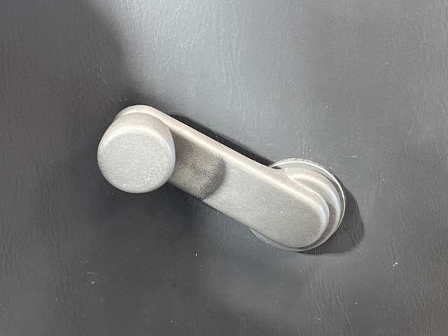 サンバートラック ＴＢ　プロ仕様パッケージ　走行３０４４０ｋｍ　４ＷＤ　５速ＭＴ　エアコン　パワーステアリング　純正ＦＭ／ＡＭラジオ　歩み板対応アオリ　オフロードタイヤ（26枚目）