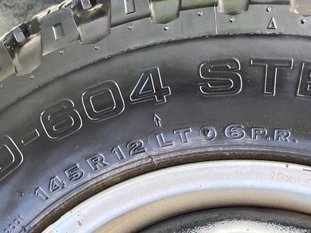 サンバートラック ＴＢ　プロ仕様パッケージ　走行３０４４０ｋｍ　４ＷＤ　５速ＭＴ　エアコン　パワーステアリング　純正ＦＭ／ＡＭラジオ　歩み板対応アオリ　オフロードタイヤ（42枚目）