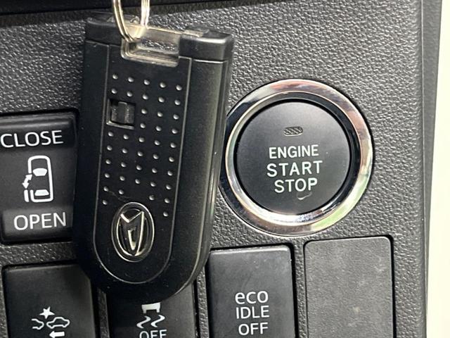 【スマートキー／プッシュスタート】鍵を持っているだけで、ドアロック解除・施錠からエンジンスタートまで操作できる便利な機能です。