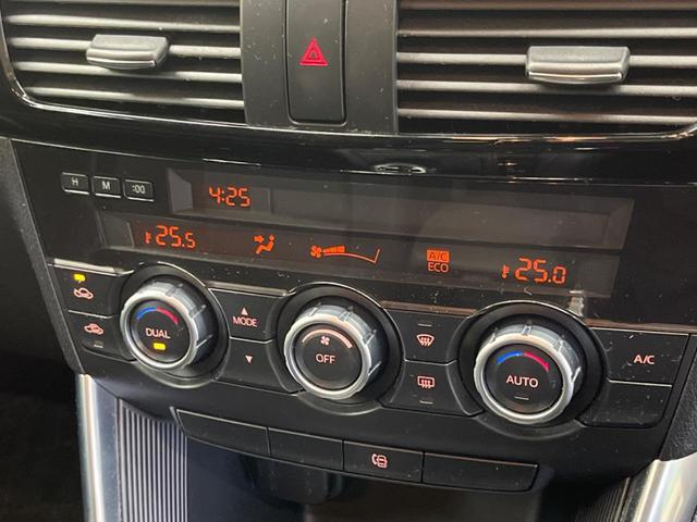 【デュアルオートエアコン】運転席と助手席それぞれで温度の調節が可能なオートエアコンを装備。
