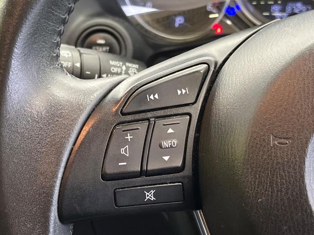 【ステアリングリモコン】運転中でも目線はそのまま、手元のスイッチで安全にオーディオが操作できます。