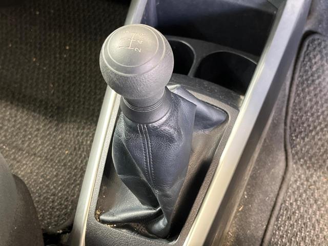 カローラフィールダー ＥＸ　５速ＭＴ　禁煙車　ナビフルセグ　セーフティセンス　スマートキー　プライバシーガラス　Ｂｌｕｅｔｏｏｔｈ　プリクラッシュ　レーンディパーチャーアラート　オートマチックハイビーム　ＤＶＤ再生（3枚目）