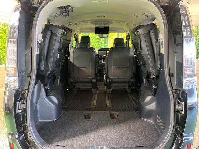 ヴォクシー Ｖ　７人乗　禁煙車　純正９型ナビＴＶ　純正１１型後席モニター　両側電動ドア　バックカメラ　ＬＥＤヘッド　ＢＡＤＸ１７インチＡＷ　クルーズコントロール　ＥＴＣ　スマートキー　デュアルオートエアコン（11枚目）