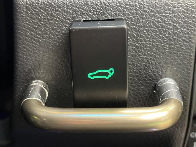 【パワーバックドア】スマートキーや運転席のボタンを押すだけでリアゲートが自動で開閉します！荷物を持っている時や、高い位置にあるバックドアを閉める際に便利な機能です♪