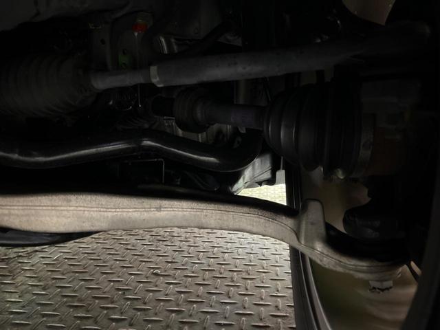 お車を安心してお乗りいただく為には、足回りの定期点検が欠かせません。サービスサポート（有償保証）では無料点検もご提供しており、安心のカーライフをお過ごしいただけるサポート体制が整っています。