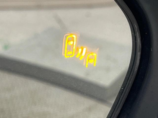 【ブラインドスポットモニター】走行中、ドアミラーの死角になりやすい箇所に後続車が接近するとサイドミラーのレンズに警告を表示！ドライバーに注意喚起をしてくれます。