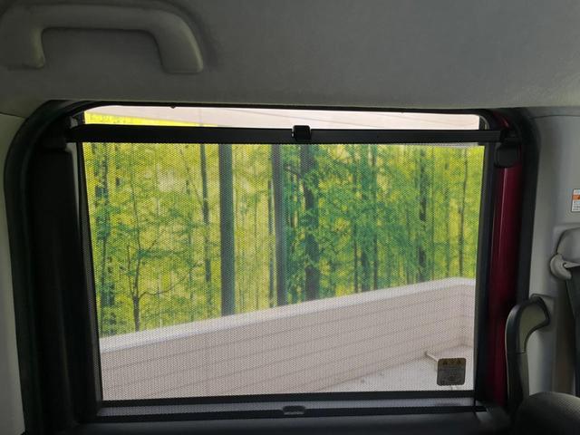 【ロールシェード】日差しや車外からの光が眩しいときにサッと引き出して使える、ロール格納タイプのサンシェードを装備。後席に乗ったお子様がウトウトしだした時など、ぜひご活用ください♪