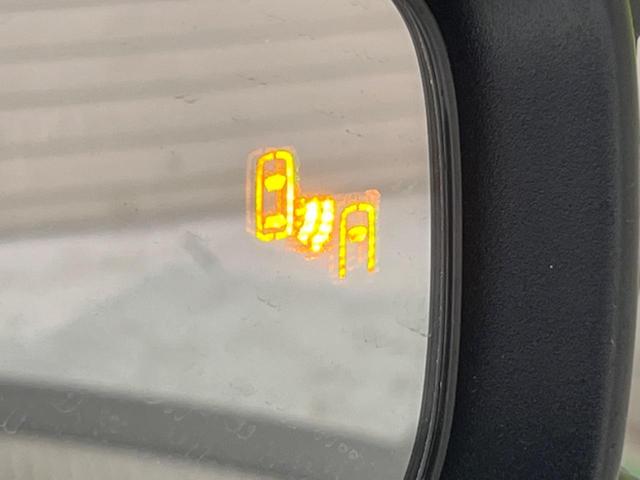 【ブラインドスポットモニター】走行中、ドアミラーの死角になりやすい箇所に後続車が接近するとサイドミラーのレンズに警告を表示！ドライバーに注意喚起をしてくれます。