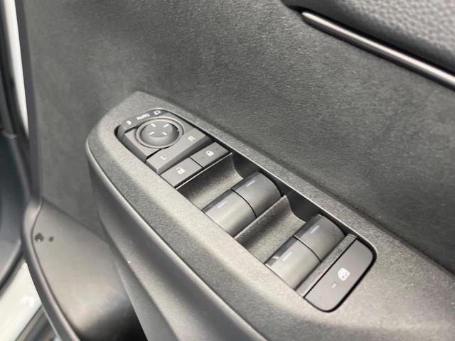 ヤリスクロス Ｚ　２トーンカラー　禁煙車　純正８型ナビＴＶ　パノラミックビューモニタ　ブラインドスポットモニタ　黒内装　フルＬＥＤヘッド　純正１８インチＡＷ　半革シート　パワーシート　シートヒーター　ＨＤＭＩ入力（52枚目）