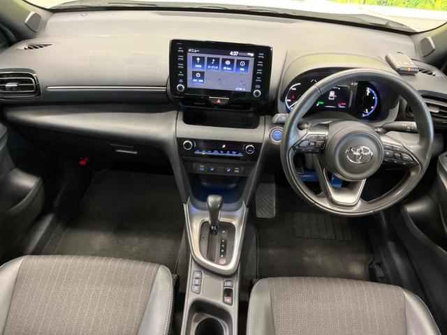 ヤリスクロス ハイブリッドＺ　２トーンカラー　禁煙車　純正８型ナビ　パノラミックビューモニタ　黒内装　セーフティセンス　ブラインドスポットモニタ　フルＬＥＤヘッド　純正１８インチＡＷ　半革シート　パワーシート　シートヒーター（2枚目）