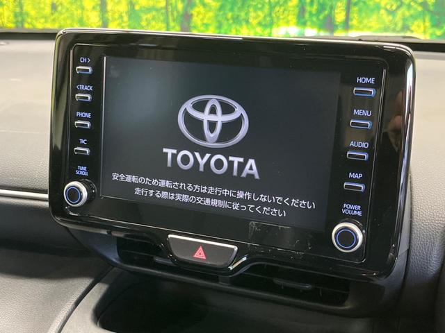 ヤリスクロス ハイブリッドＺ　２トーンカラー　禁煙車　純正８型ナビ　パノラミックビューモニタ　黒内装　セーフティセンス　ブラインドスポットモニタ　フルＬＥＤヘッド　純正１８インチＡＷ　半革シート　パワーシート　シートヒーター（3枚目）