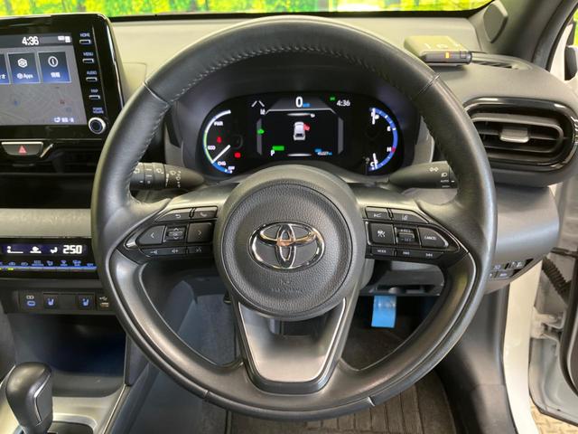 ヤリスクロス ハイブリッドＺ　２トーンカラー　禁煙車　純正８型ナビ　パノラミックビューモニタ　黒内装　セーフティセンス　ブラインドスポットモニタ　フルＬＥＤヘッド　純正１８インチＡＷ　半革シート　パワーシート　シートヒーター（5枚目）
