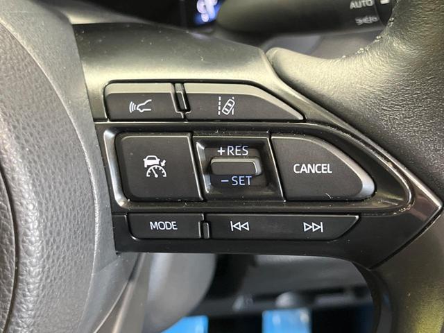 ヤリスクロス ハイブリッドＺ　２トーンカラー　禁煙車　純正８型ナビ　パノラミックビューモニタ　黒内装　セーフティセンス　ブラインドスポットモニタ　フルＬＥＤヘッド　純正１８インチＡＷ　半革シート　パワーシート　シートヒーター（6枚目）