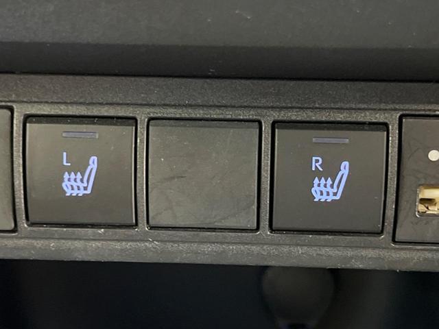 ヤリスクロス ハイブリッドＺ　２トーンカラー　禁煙車　純正８型ナビ　パノラミックビューモニタ　黒内装　セーフティセンス　ブラインドスポットモニタ　フルＬＥＤヘッド　純正１８インチＡＷ　半革シート　パワーシート　シートヒーター（8枚目）