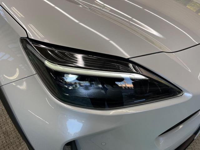 ヤリスクロス ハイブリッドＺ　２トーンカラー　禁煙車　純正８型ナビ　パノラミックビューモニタ　黒内装　セーフティセンス　ブラインドスポットモニタ　フルＬＥＤヘッド　純正１８インチＡＷ　半革シート　パワーシート　シートヒーター（12枚目）