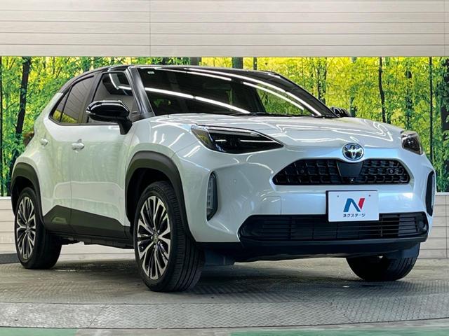 ヤリスクロス ハイブリッドＺ　２トーンカラー　禁煙車　純正８型ナビ　パノラミックビューモニタ　黒内装　セーフティセンス　ブラインドスポットモニタ　フルＬＥＤヘッド　純正１８インチＡＷ　半革シート　パワーシート　シートヒーター（16枚目）