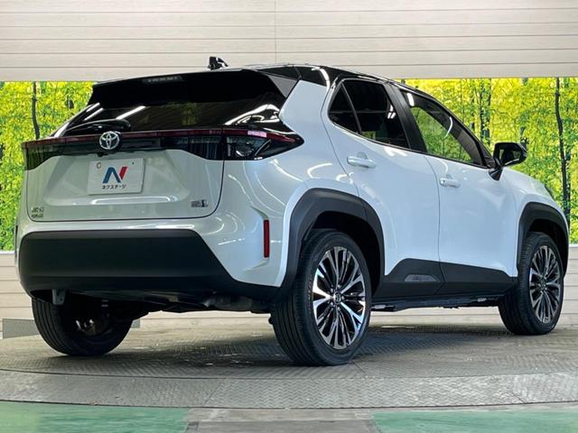 ヤリスクロス ハイブリッドＺ　２トーンカラー　禁煙車　純正８型ナビ　パノラミックビューモニタ　黒内装　セーフティセンス　ブラインドスポットモニタ　フルＬＥＤヘッド　純正１８インチＡＷ　半革シート　パワーシート　シートヒーター（17枚目）