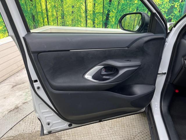 ヤリスクロス ハイブリッドＺ　２トーンカラー　禁煙車　純正８型ナビ　パノラミックビューモニタ　黒内装　セーフティセンス　ブラインドスポットモニタ　フルＬＥＤヘッド　純正１８インチＡＷ　半革シート　パワーシート　シートヒーター（41枚目）