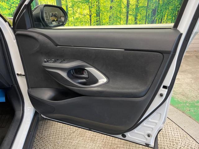 ヤリスクロス ハイブリッドＺ　２トーンカラー　禁煙車　純正８型ナビ　パノラミックビューモニタ　黒内装　セーフティセンス　ブラインドスポットモニタ　フルＬＥＤヘッド　純正１８インチＡＷ　半革シート　パワーシート　シートヒーター（42枚目）