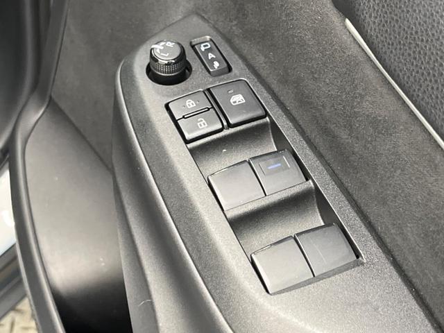 ヤリスクロス ハイブリッドＺ　２トーンカラー　禁煙車　純正８型ナビ　パノラミックビューモニタ　黒内装　セーフティセンス　ブラインドスポットモニタ　フルＬＥＤヘッド　純正１８インチＡＷ　半革シート　パワーシート　シートヒーター（50枚目）