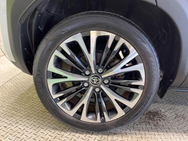 ヤリスクロス ハイブリッドＺ　２トーンカラー　禁煙車　純正８型ナビ　パノラミックビューモニタ　黒内装　セーフティセンス　ブラインドスポットモニタ　フルＬＥＤヘッド　純正１８インチＡＷ　半革シート　パワーシート　シートヒーター（57枚目）