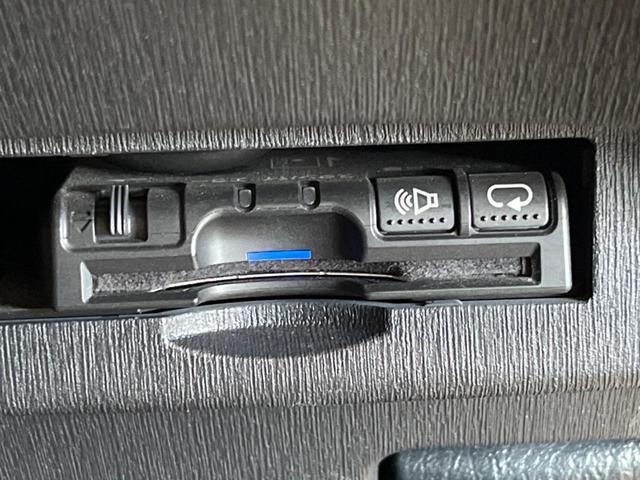 プリウス Ｓ　禁煙車　純正８型ナビＴＶ　バックカメラ　黒内装　ＨＩＤヘッド　フロントフォグランプ　純正１５インチＡＷ　ＥＴＣ　Ｂｌｕｅｔｏｏｔｈ　スマートキー　オートエアコン　オートライト　ＤＶＤ再生　６スピーカー（7枚目）