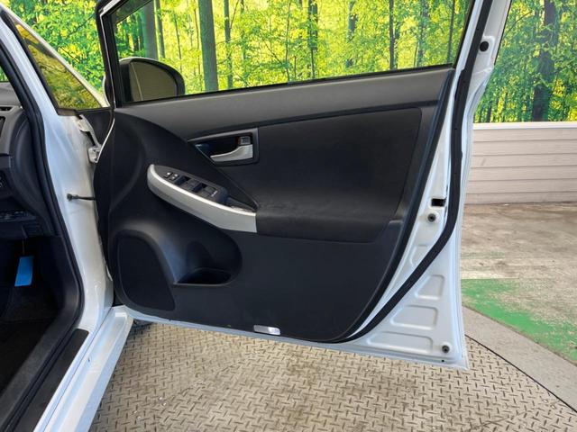 プリウス Ｓ　禁煙車　純正８型ナビＴＶ　バックカメラ　黒内装　ＨＩＤヘッド　フロントフォグランプ　純正１５インチＡＷ　ＥＴＣ　Ｂｌｕｅｔｏｏｔｈ　スマートキー　オートエアコン　オートライト　ＤＶＤ再生　６スピーカー（38枚目）