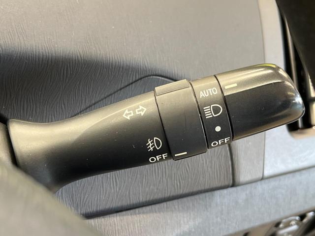プリウス Ｓ　禁煙車　純正８型ナビＴＶ　バックカメラ　黒内装　ＨＩＤヘッド　フロントフォグランプ　純正１５インチＡＷ　ＥＴＣ　Ｂｌｕｅｔｏｏｔｈ　スマートキー　オートエアコン　オートライト　ＤＶＤ再生　６スピーカー（43枚目）