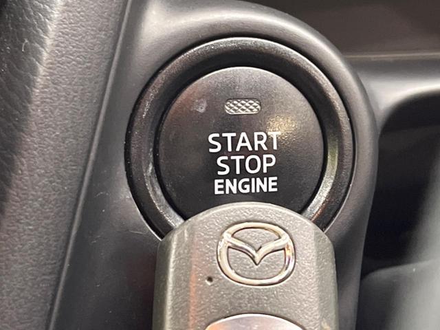 【アドバンストキー】カバンやポケットに入れたままでもドアの施錠・解錠が可能なスマートキーを装備。エンジンのオン・オフ時もカギを取り出す必要が無いからとっても便利です♪