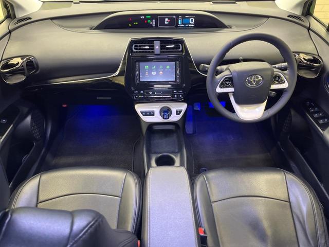 プリウス Ｓセーフティプラス　禁煙車　ナビフルセグ　バックカメラ　セーフティセンス　レーダークルーズ　インテリジェントクリアランスソナー　ＬＥＤヘッド　純正１５インチＡＷ　ヘッドアップディスプレイ　ＥＴＣ　Ｂｌｕｅｔｏｏｔｈ（2枚目）