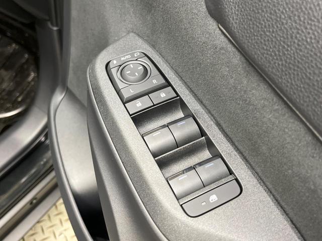 ヤリスクロス ハイブリッドＺ　禁煙車　純正８型ナビＴＶ　パノラミックビューモニタ　黒内装　セーフティセンス　ブラインドスポットモニタ　フルＬＥＤヘッド　純正１８インチＡＷ　半革シート　パワーシート　シートヒーター　ＥＴＣ２．０（52枚目）