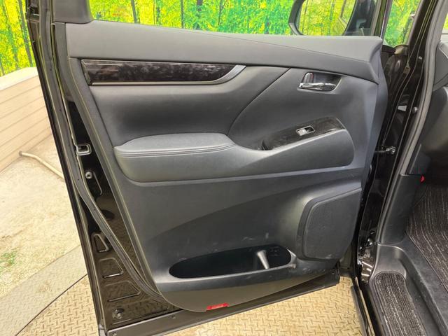 アルファード ２．５Ｓ　タイプゴールド　ツインムーンルーフ　三眼ＬＥＤ　純正９型ナビＴＶ　純正１２型後席モニター　バックカメラ　セーフティセンス　ブラインドスポットモニタ　デジタルインナーミラー　電動バックドア　半革シート　ＤＶＤ再生（50枚目）