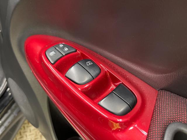 ジューク １５ＲＸ　タイプＶ　禁煙車　純正ナビフルセグ　バックカメラ　純正ＯＰ１７インチＡＷ　ＥＴＣ　Ｂｌｕｅｔｏｏｔｈ　スマートキー　オートエアコン　オートライト　革巻ステアリング　フロントフォグランプ　ＤＶＤ再生（41枚目）