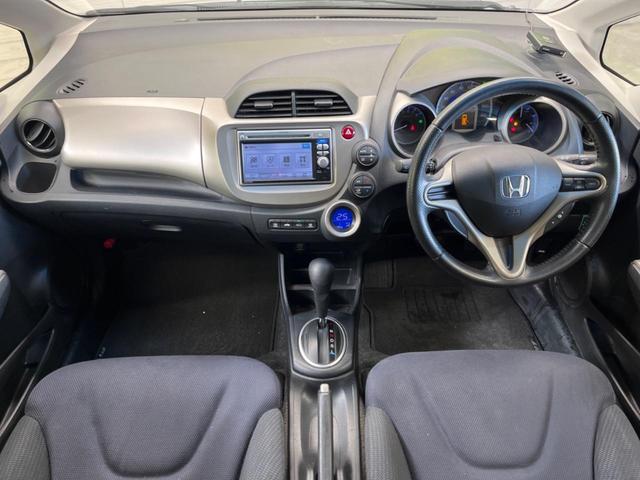 フィットハイブリッド スマートセレクション　禁煙車　純正ナビＴＶ　ＨＩＤヘッド　純正ＯＰ１５インチＡＷ　クルーズコントロール　スマートキー　オートライト　オートエアコン　革巻ステアリング　ＤＶＤ再生（2枚目）