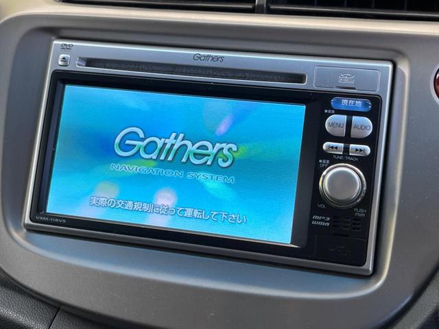 フィットハイブリッド スマートセレクション　禁煙車　純正ナビＴＶ　ＨＩＤヘッド　純正ＯＰ１５インチＡＷ　クルーズコントロール　スマートキー　オートライト　オートエアコン　革巻ステアリング　ＤＶＤ再生（3枚目）