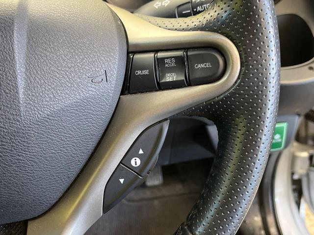 フィットハイブリッド スマートセレクション　禁煙車　純正ナビＴＶ　ＨＩＤヘッド　純正ＯＰ１５インチＡＷ　クルーズコントロール　スマートキー　オートライト　オートエアコン　革巻ステアリング　ＤＶＤ再生（4枚目）