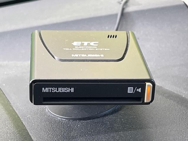 フィットハイブリッド スマートセレクション　禁煙車　純正ナビＴＶ　ＨＩＤヘッド　純正ＯＰ１５インチＡＷ　クルーズコントロール　スマートキー　オートライト　オートエアコン　革巻ステアリング　ＤＶＤ再生（7枚目）