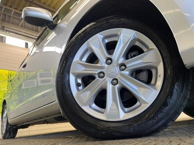 フィットハイブリッド スマートセレクション　禁煙車　純正ナビＴＶ　ＨＩＤヘッド　純正ＯＰ１５インチＡＷ　クルーズコントロール　スマートキー　オートライト　オートエアコン　革巻ステアリング　ＤＶＤ再生（13枚目）