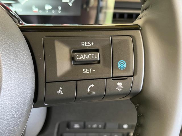 セレナ ｅ－パワー　ハイウェイスターＶ　登録済未使用車　２トーンカラー　１２．３型コネクトナビＴＶ　アラウンドビューモニタ　両側ハンズフリー電動ドア　衝突軽減　ナビリンクプロパイロット　ＥＴＣ２．０　後側方車両検知警告　後席オートエアコン（7枚目）