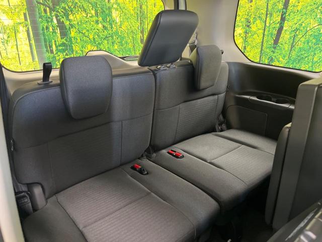 セレナ ｅ－パワー　ハイウェイスターＶ　登録済未使用車　２トーンカラー　１２．３型コネクトナビＴＶ　アラウンドビューモニタ　両側ハンズフリー電動ドア　衝突軽減　ナビリンクプロパイロット　ＥＴＣ２．０　後側方車両検知警告　後席オートエアコン（12枚目）