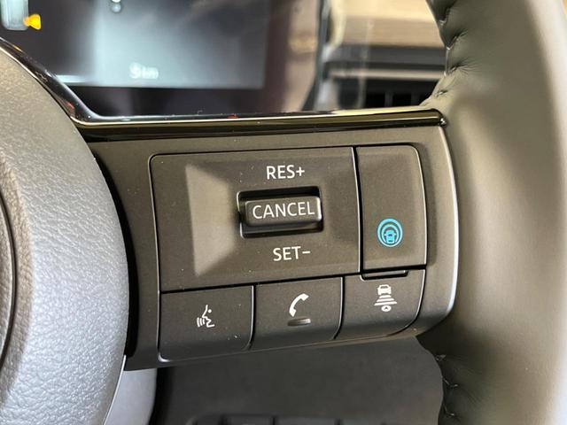 セレナ ｅ－パワー　ハイウェイスターＶ　登録済未使用車　２トーンカラー　１２．３型コネクトナビＴＶ　アラウンドビューモニタ　両側ハンズフリー電動ドア　衝突軽減　ナビリンクプロパイロット　ＥＴＣ２．０　後側方車両検知警告　後席オートエアコン（7枚目）