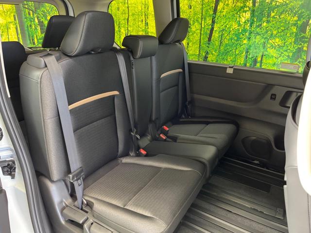 セレナ ｅ－パワー　ハイウェイスターＶ　登録済未使用車　２トーンカラー　１２．３型コネクトナビＴＶ　アラウンドビューモニタ　両側ハンズフリー電動ドア　衝突軽減　ナビリンクプロパイロット　ＥＴＣ２．０　後側方車両検知警告　後席オートエアコン（11枚目）