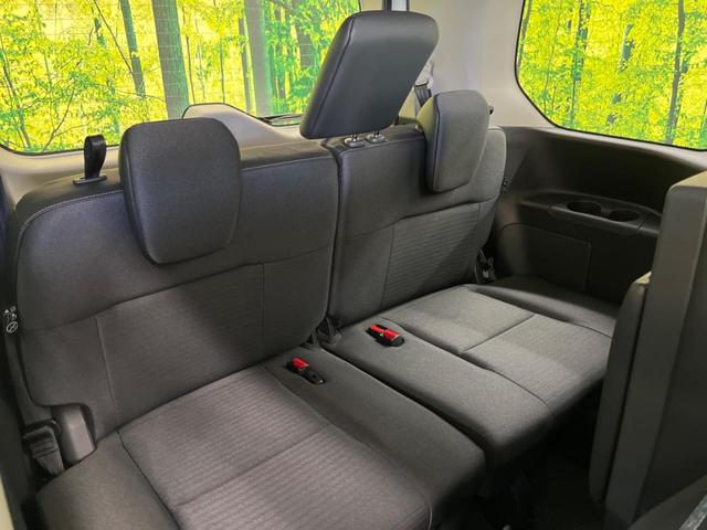 セレナ ｅ－パワー　ハイウェイスターＶ　登録済未使用車　２トーンカラー　１２．３型コネクトナビＴＶ　アラウンドビューモニタ　両側ハンズフリー電動ドア　衝突軽減　ナビリンクプロパイロット　ＥＴＣ２．０　後側方車両検知警告　後席オートエアコン（12枚目）