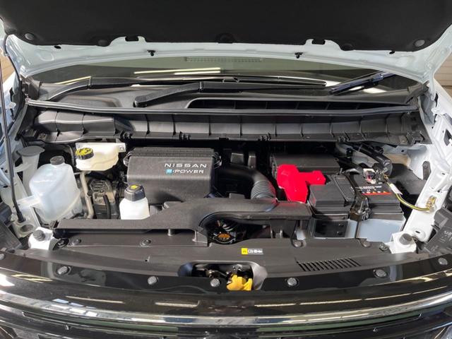 セレナ ｅ－パワー　ハイウェイスターＶ　登録済未使用車　２トーンカラー　１２．３型コネクトナビＴＶ　アラウンドビューモニタ　両側ハンズフリー電動ドア　衝突軽減　ナビリンクプロパイロット　ＥＴＣ２．０　後側方車両検知警告　後席オートエアコン（20枚目）