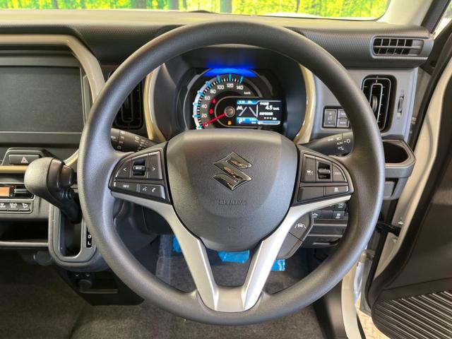 �C���e���A�ɍ��킹���f�U�C���̃X�e�A�����O�́A�^�]�������̂��Ƃ��l���A�^�]���₷���`��A�傫���ł��B�����x�A���ۂɐG���Ă��m���߂��������B